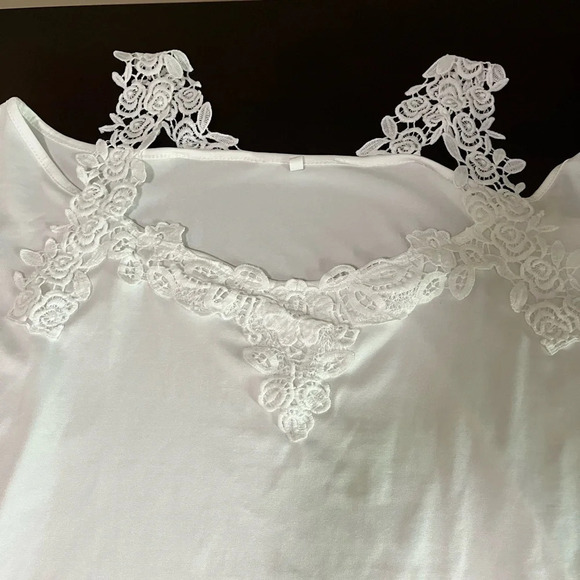 2X~WHITE BLOUSE~ LACE SHOULDERS~NWOT~ - Picture 2 of 9